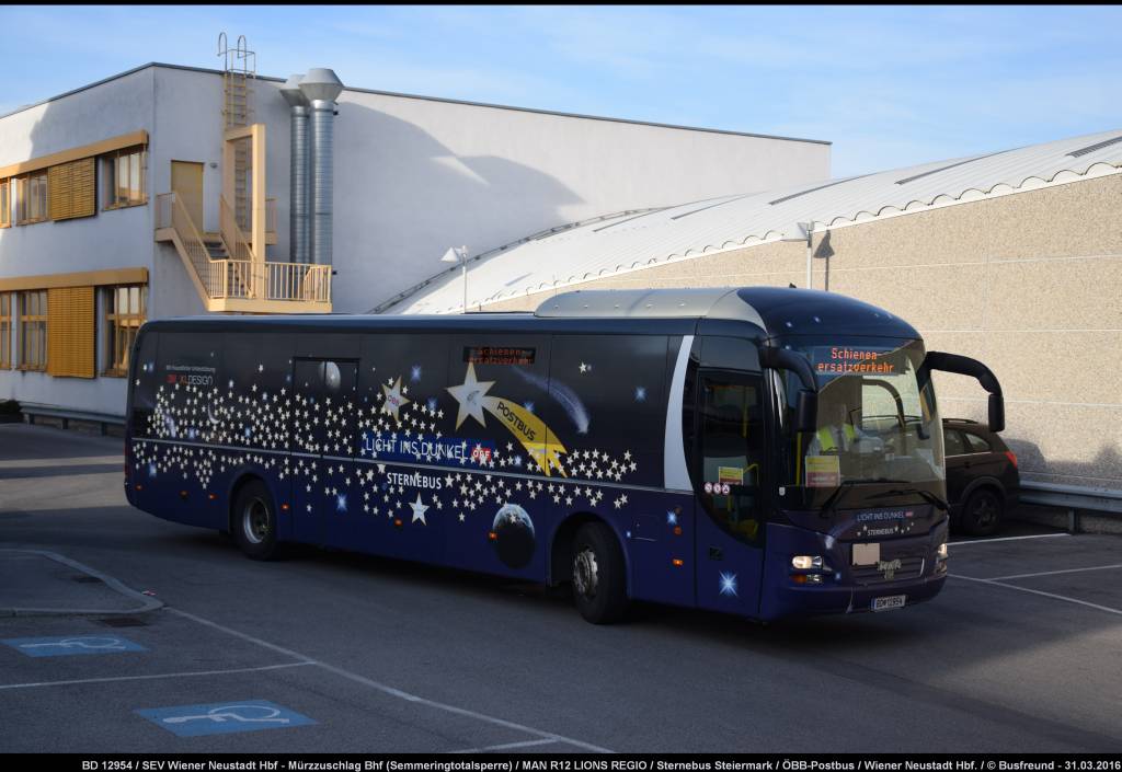 Ein MAN R12 LIONS REGIO von Postbus im Design des Sternebusses unterwegs beim SEV in Wiener Neustadt.