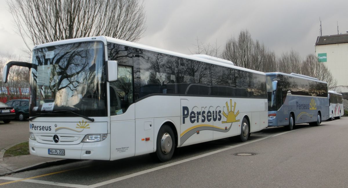 Ein Mercedes-Benz Tourismo RH und ein Setra S 415 GT-HD von Perseus-Reisen aus Neumarkt-St. Veit, hier eingesetzt auf einem Schienenersatzverkehr zwischen Mühldorf/Inn und Ampfing (Bahnstrecke Mühldorf - München). Sie warten gerade am Ampfinger Bahnhof auf die nächste Gruppe Bahnfahrgäste aus München, um diese weiter nach Mühldorf zu befördern.
Die Aufnahme entstand am 2. 4. 2015.