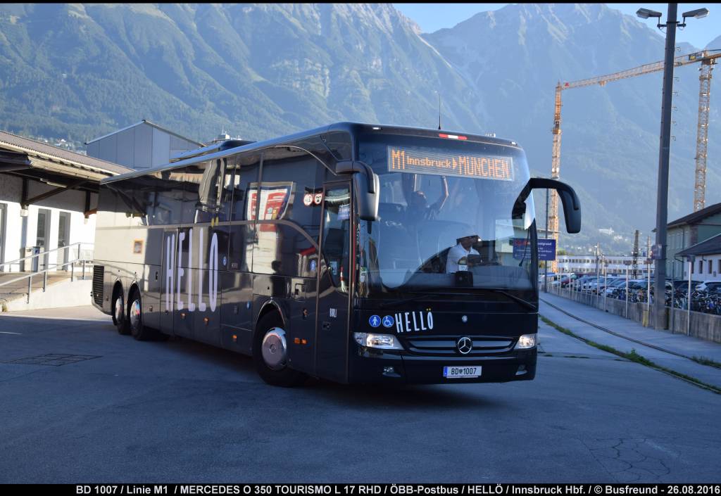 Ein MERCEDES O 350 TOURISMO L 17 RHD im HELLÖ Design unterwegs auf der internationalen Linie M1 in Innsbruck.