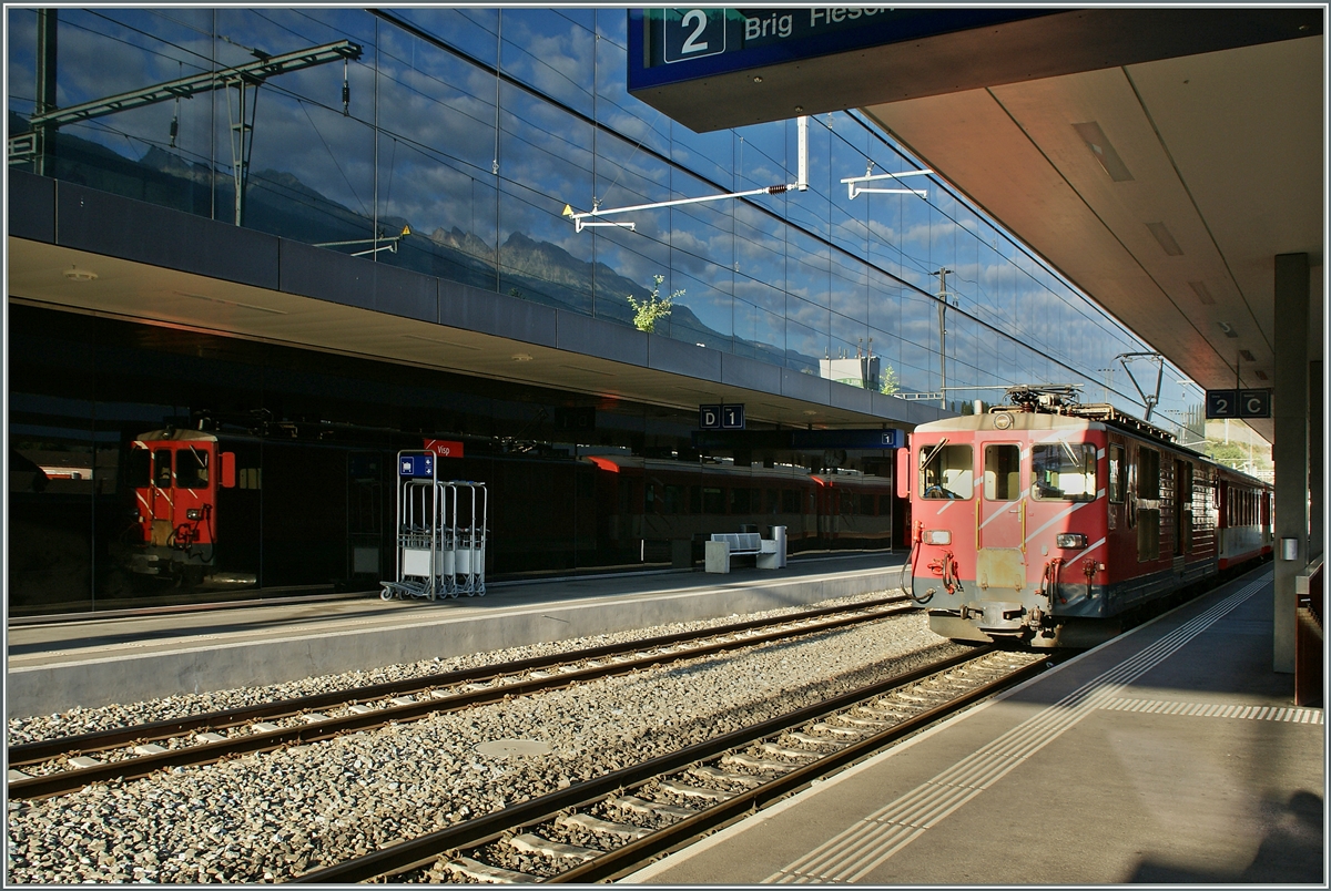 Ein MGB De 4/4 und sein spiegelbild in Visp. 
29.Aug. 2013