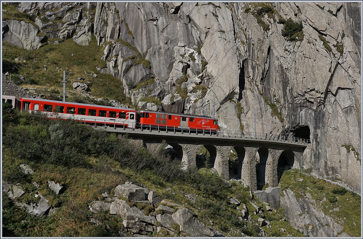 Ein MGB Deh 4/4 ist mit seinem Zug in der Schöllenschluch unterwegs. 

13. Sept. 2020
