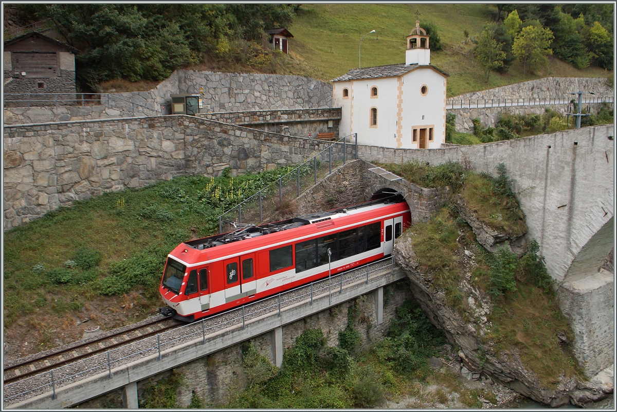 Ein MGB  Komet  auf der Fahrt Richtung Visp bei Neubrück. 
30. Sept. 2014