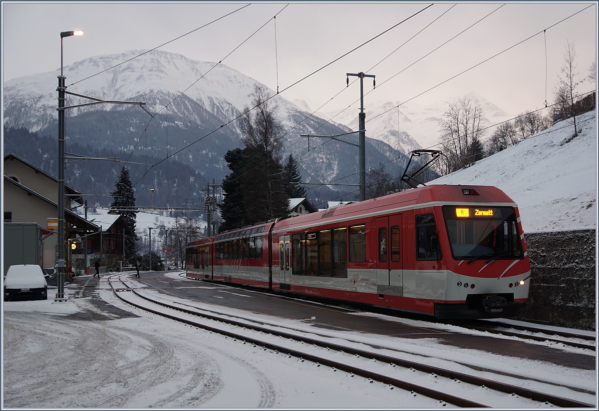 Ein MGB  Komet  waretet in Fiesch auf die Rückfahrt nach Zermatt.
5. Jan. 2017