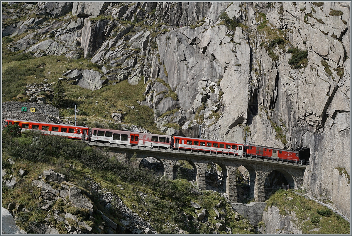 Ein MGB Regionalzug am Eingang zur Schöllenenschlucht auf der Fahrt von Andermatt nach Göschenen. 

13. Sept. 2020