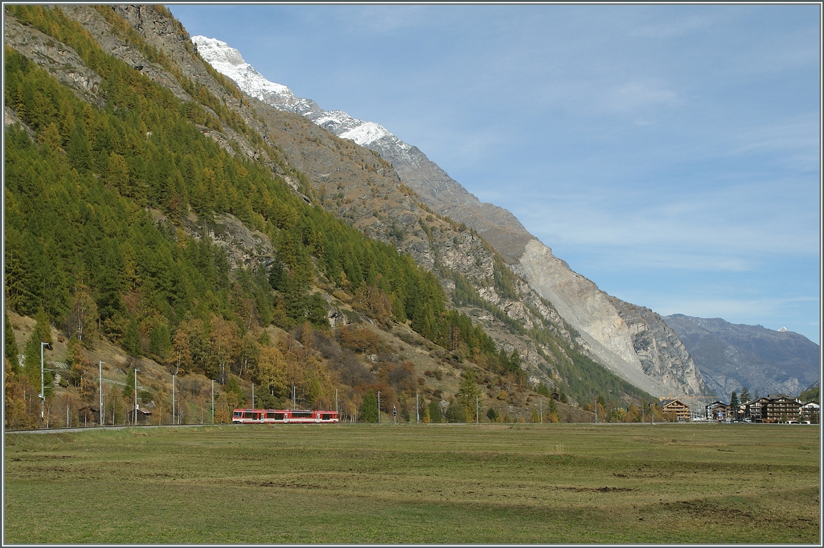 Ein MGB Regionalzug auf dem Weg nach Zermatt in der Ebene bei Täsch. Im Hintergrund ist das Bergsturz-Gebiet von Randa zu erkennen.
19. Okt. 2013