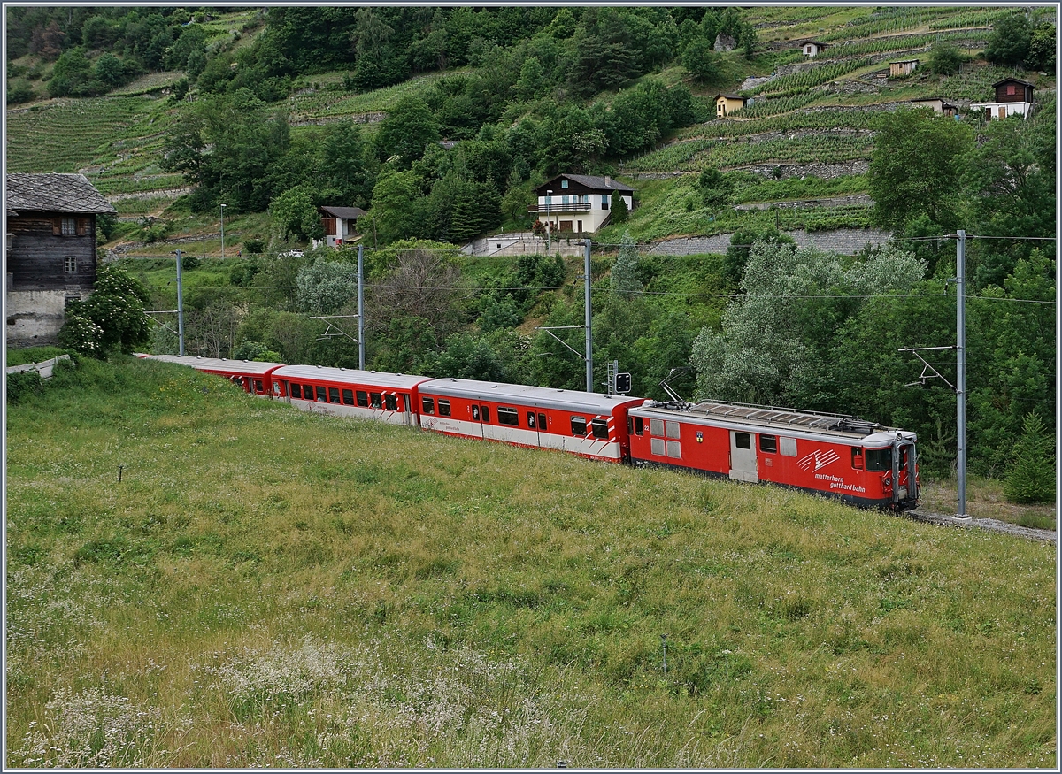 Ein MGB Regionalzug nach Fiesch kurz vor Neubrück. 

14. Juni 2019