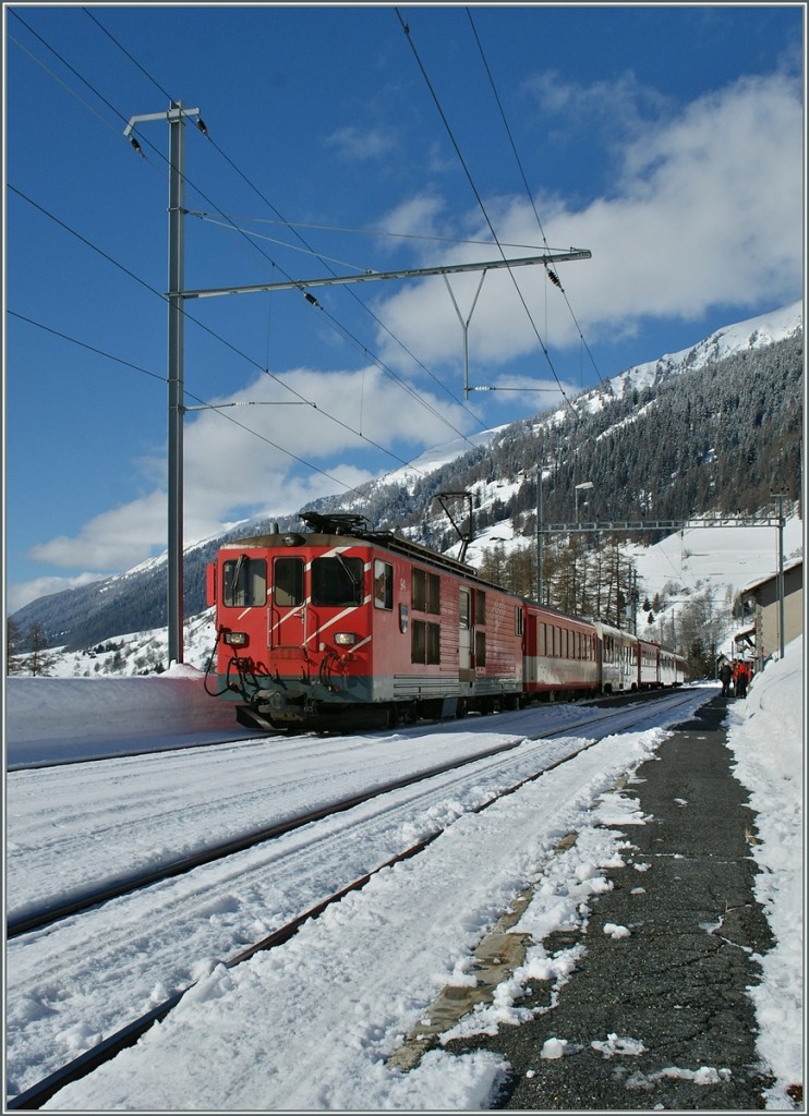 Ein MGB Regionalzug nach Göschenen beim Halt in Münster. 
20. Feb. 2014