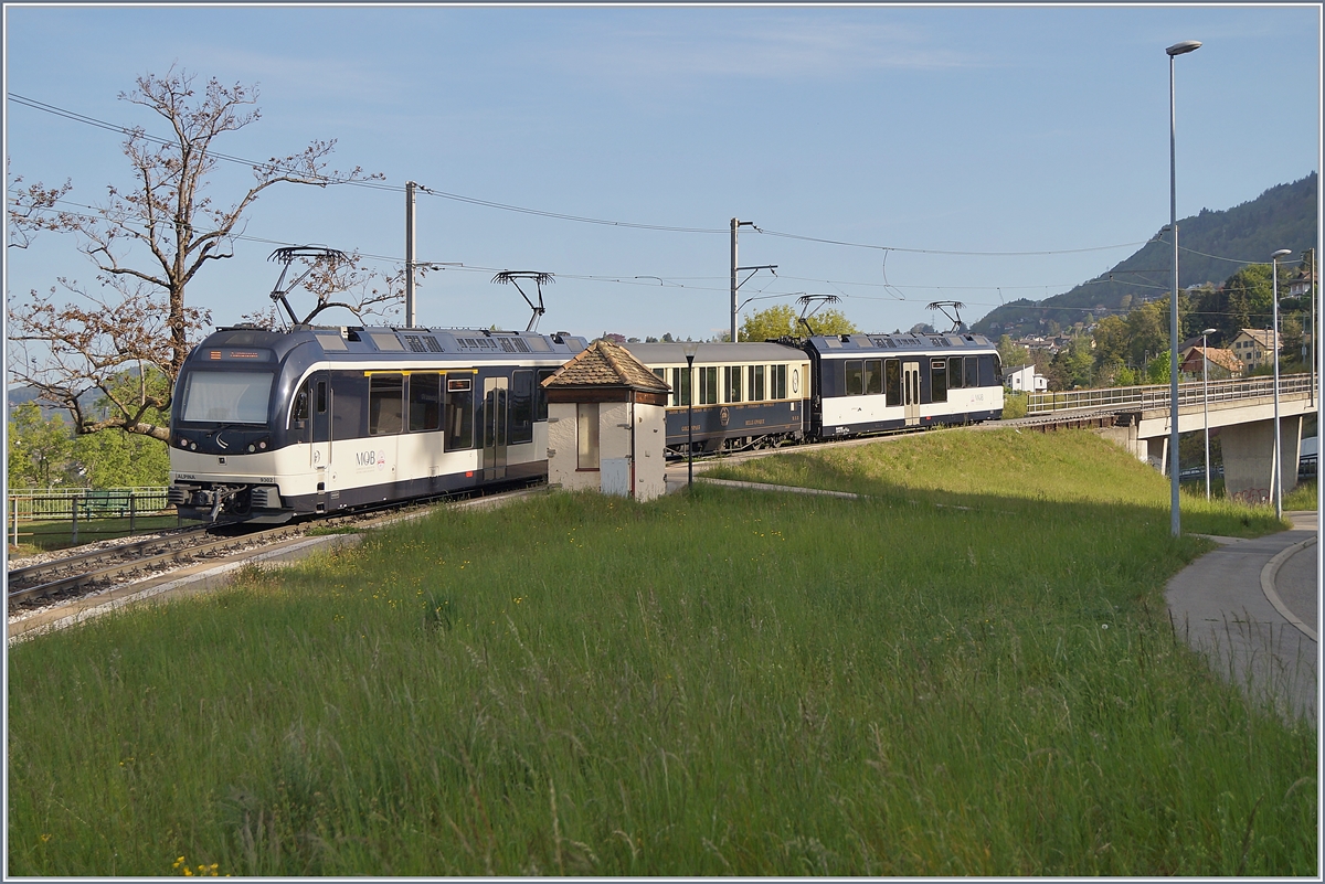 Ein Mini MOB Belle Epoque Zug auf der Fahrt von Montreux nach Zweisimmen bei Châtelard VD. 18. April 2020