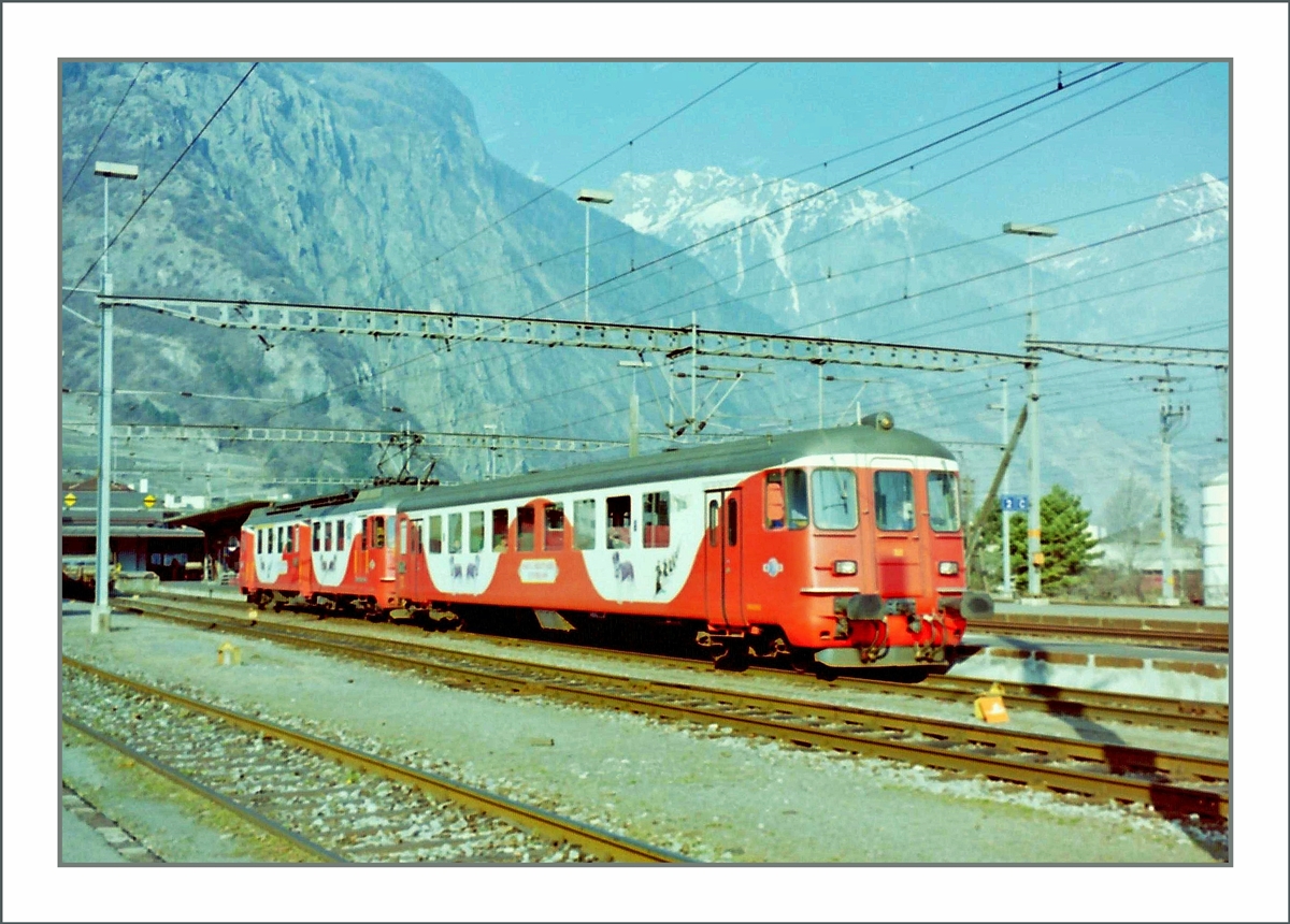 Ein MO / TMR Regionalzug wartet in Martigny auf die Abfahrt nach Le Chable. 

Im Màrz 1998