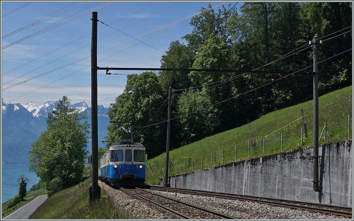 Ein MOB ABDe 8/8 auf seiner Fahrt in Richtung Zweisimmen erreicht den Bahnhof von Sendy-Sollard. 

25. Mai 2015