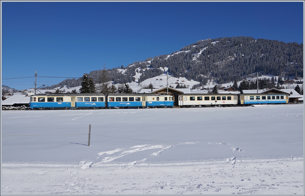 Ein MOB ABDe 8/8 mit einem Regionalzug von Zweisimmen nach Montreux bei Gstaad.
19. Jan. 2017