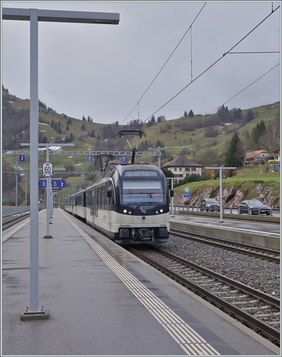 Ein MOB ABe 4/4 9301 erreicht mit einem Regionalzug von Zweisimmen nach Montreux den TPF Bahnhof Château d'Oex. 

22. Dez. 2022