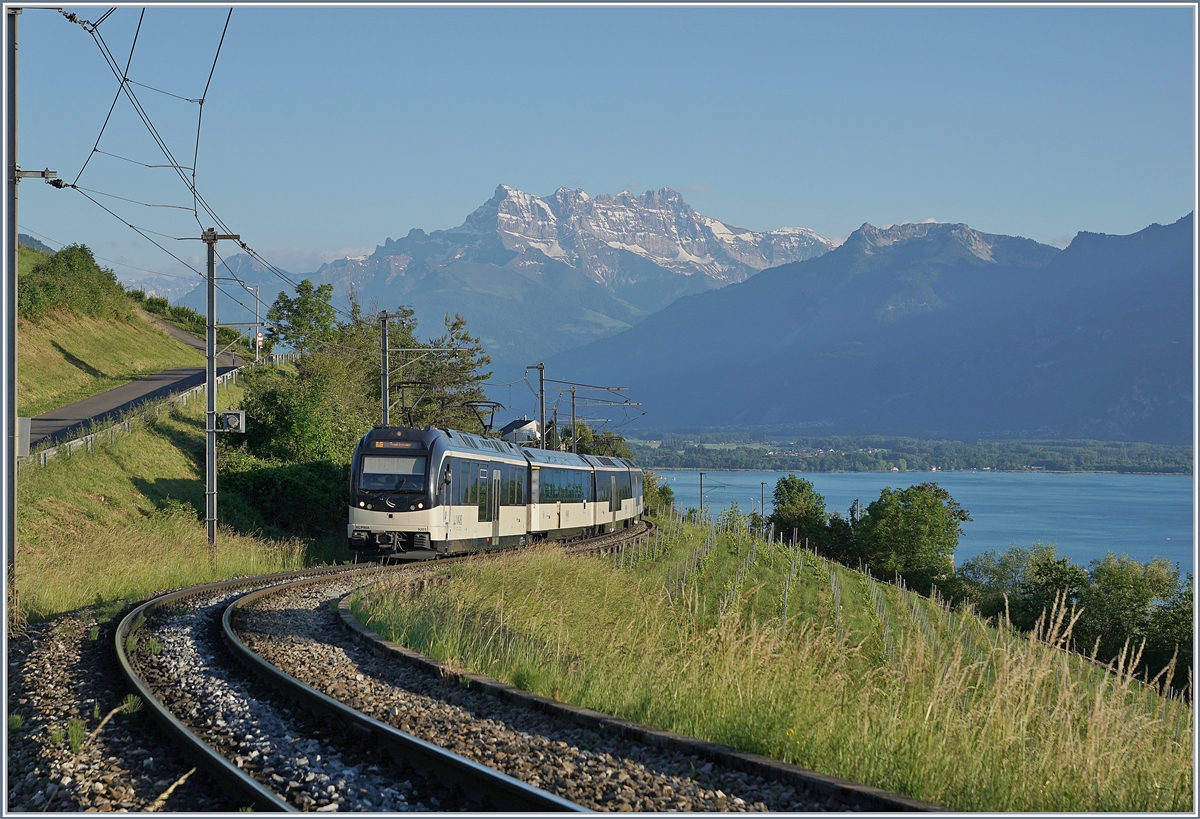Ein MOB  Alpina  auf dem Weg nach Zweisimmen kurz vor Planchamp mit den Dents de Midi im Hintergrund. 

27. Mai 2020