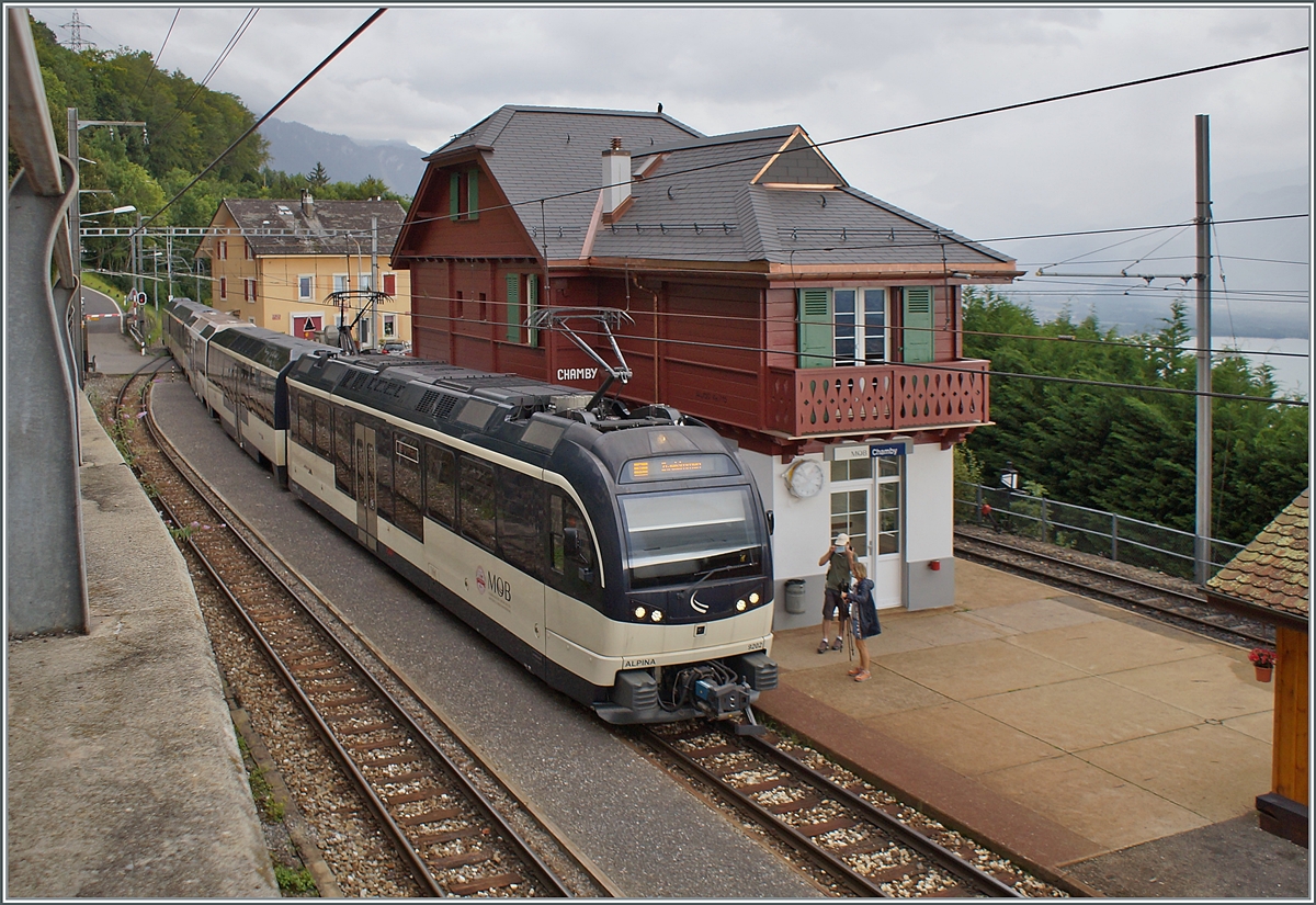 Ein MOB  Alpina  bei Halt neu renovierten Bahnhof von Chamby. 

22. Aug. 2021 