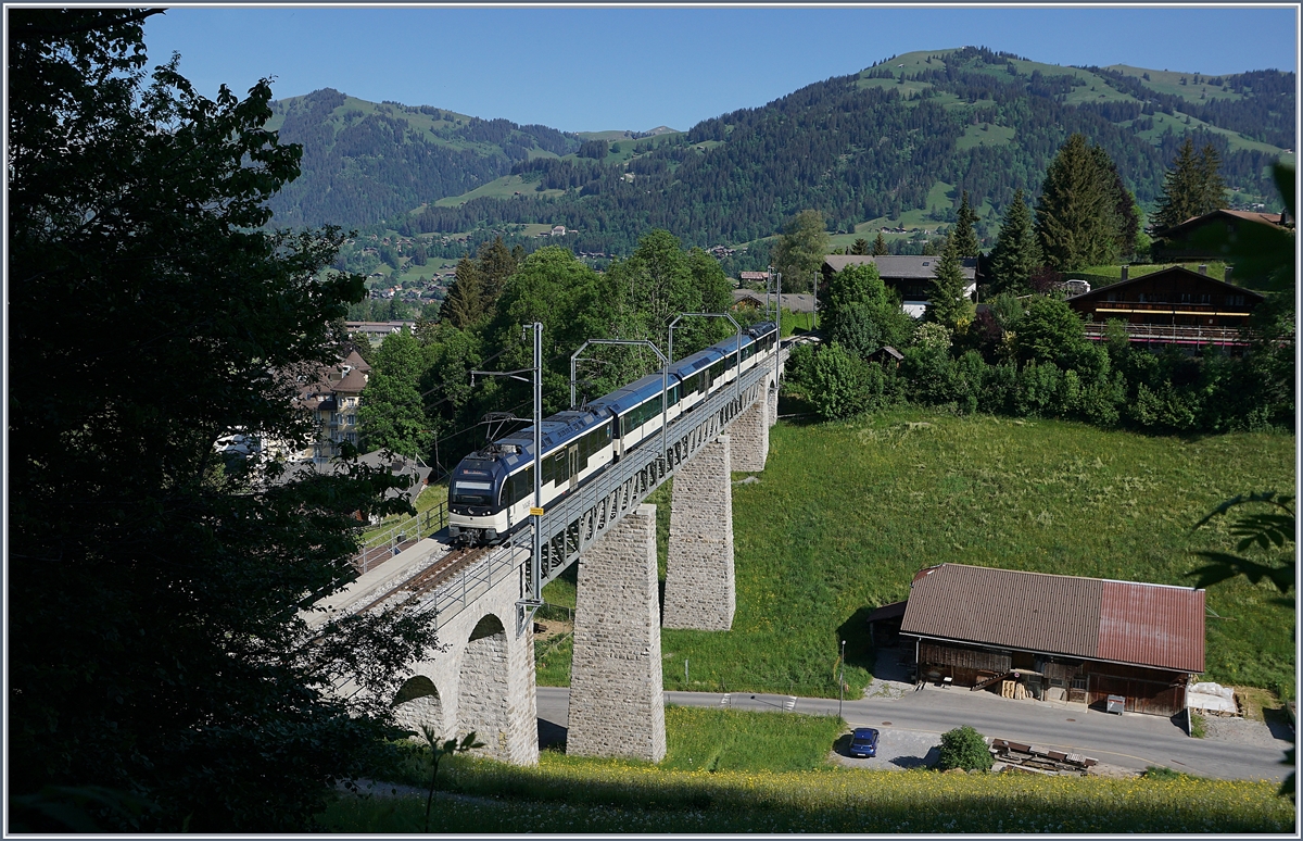 Ein MOB Alpina Regionalzug auf dem Weg nach Monteux auf dem 109 Meter langen Grubenbach Viadukt bei Gstaad. 

2. Juni 2020
