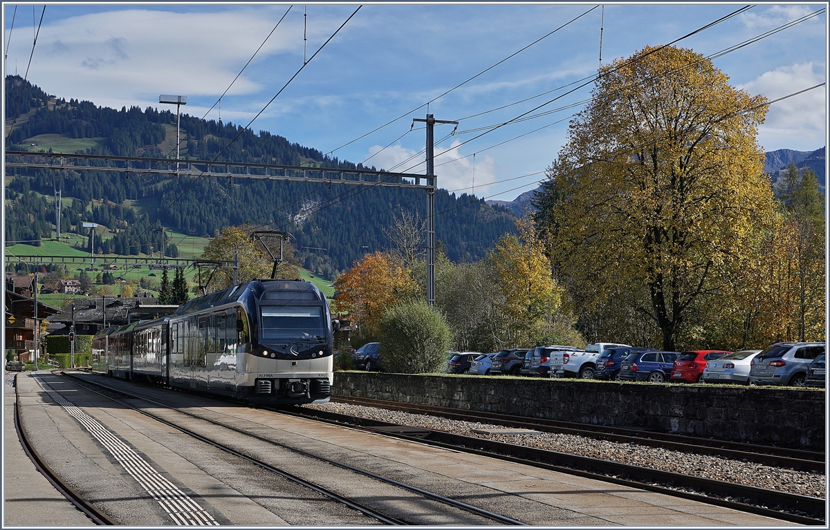 Ein MOB Alpina Regionalzug nach Montreux erreicht Saanen. 

22. Okt. 2019