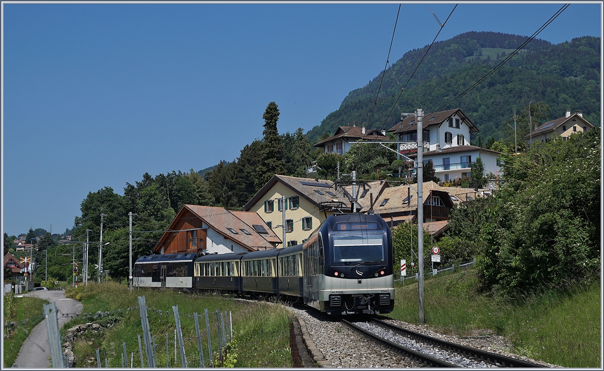 Ein MOB Belle Epoque Zug ist bei Planchamp auf dem Weg nach Zweiimmen. 

18. Mai 2020