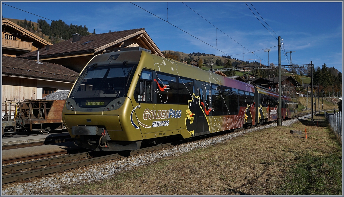 Ein MOB Bt - Be 4/4 - Bt Regionalzug beim kurzen Halt in Schönried.
29. Okt. 2016