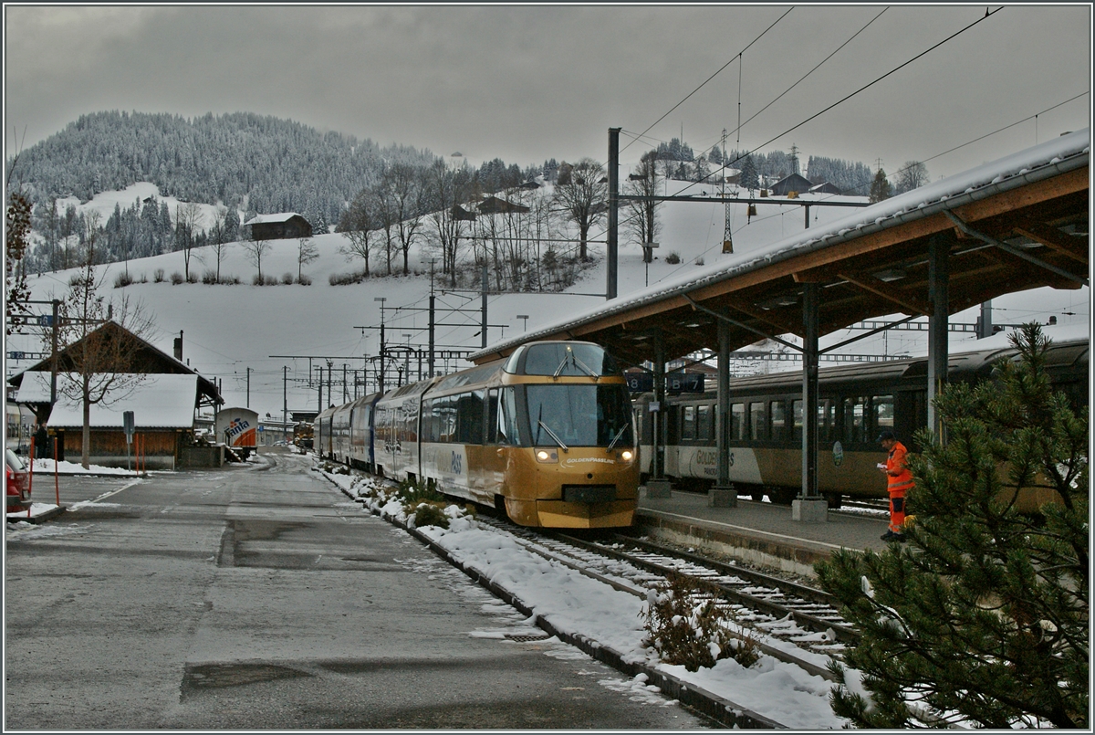 Ein MOB GoldenPass Panoramic Express erreicht die Endstation Zweisimmen.
24. Nov. 2013