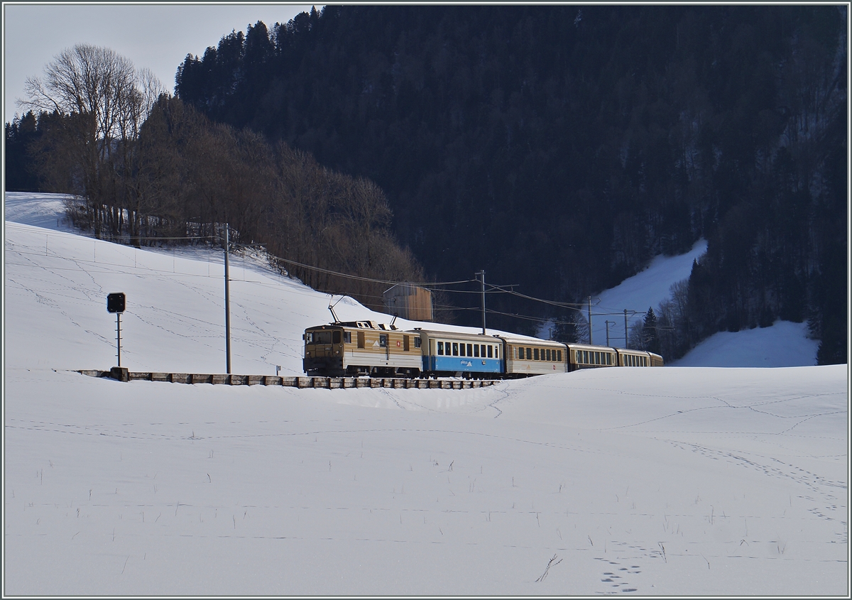 Ein MOB Regionalzg Zweisimmen - Montreux bei Rossinière.
26. Jan. 2016