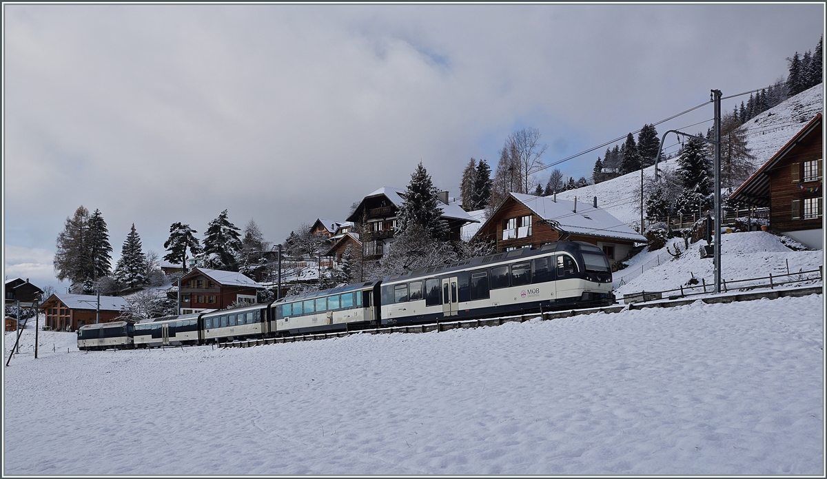 Ein MOB Regionalzug mit Ge 4/4 und Be 4/4  Alpina  bei Les Avants. 

02.12.2020