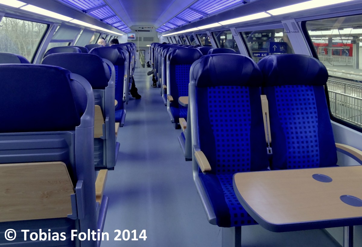 Ein moderner Doppelstockwagen mit der Bezeichnung DBpza 780.3 von innen. Aufgenommen im März 2014.