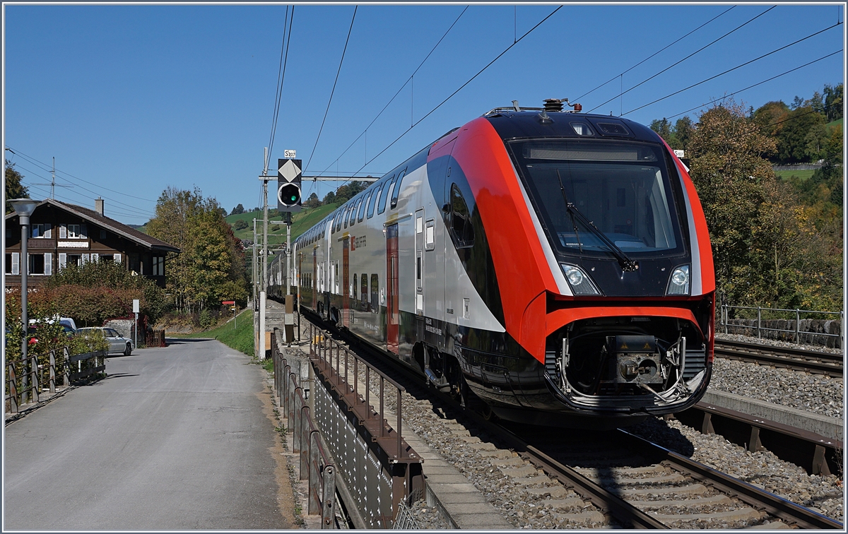 Ein Nachschuss auf einen  SBB RABe 502 Twidnexx bei Mülenen, der von einer SBB Re 4/4 II gezogen, auf dem Weg Richtung Bern ist.
10. Okt. 2018