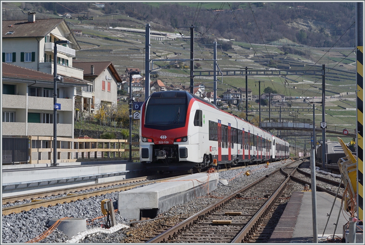 Ein neuer Flirt3 verlässt Cully in Richtung Aigle. 

1. April 2021