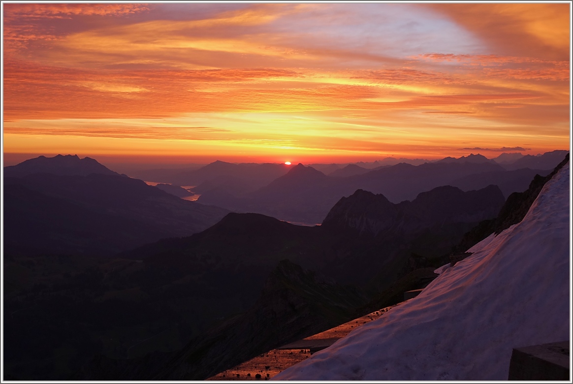 Ein neuer Tag bricht an...
(Aufgenommen am Brienzer Rothorn,08.07.2016)