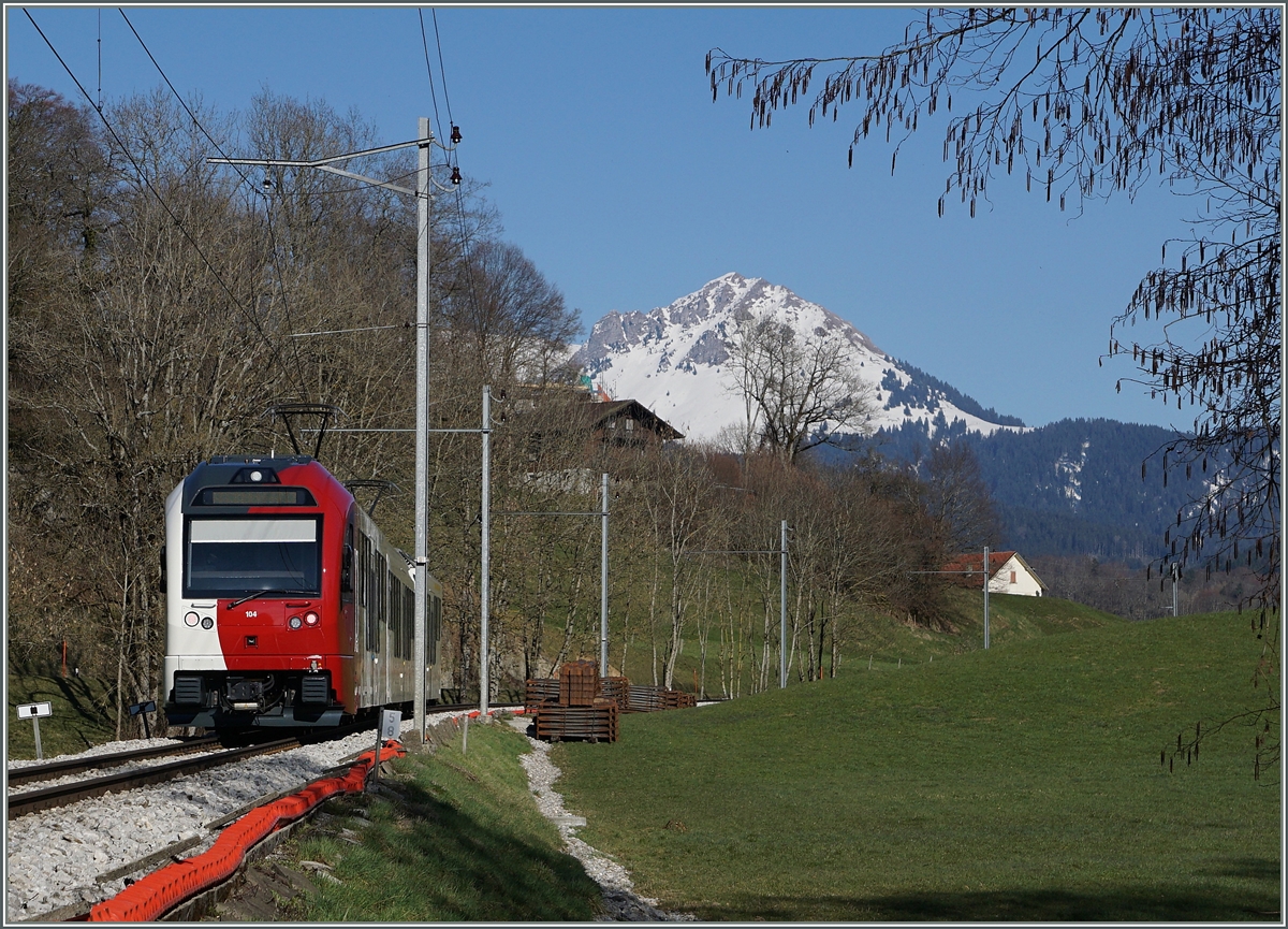 Ein neuer TPF Triebwagen bei Châtel St-Denis. 
26. März 2016