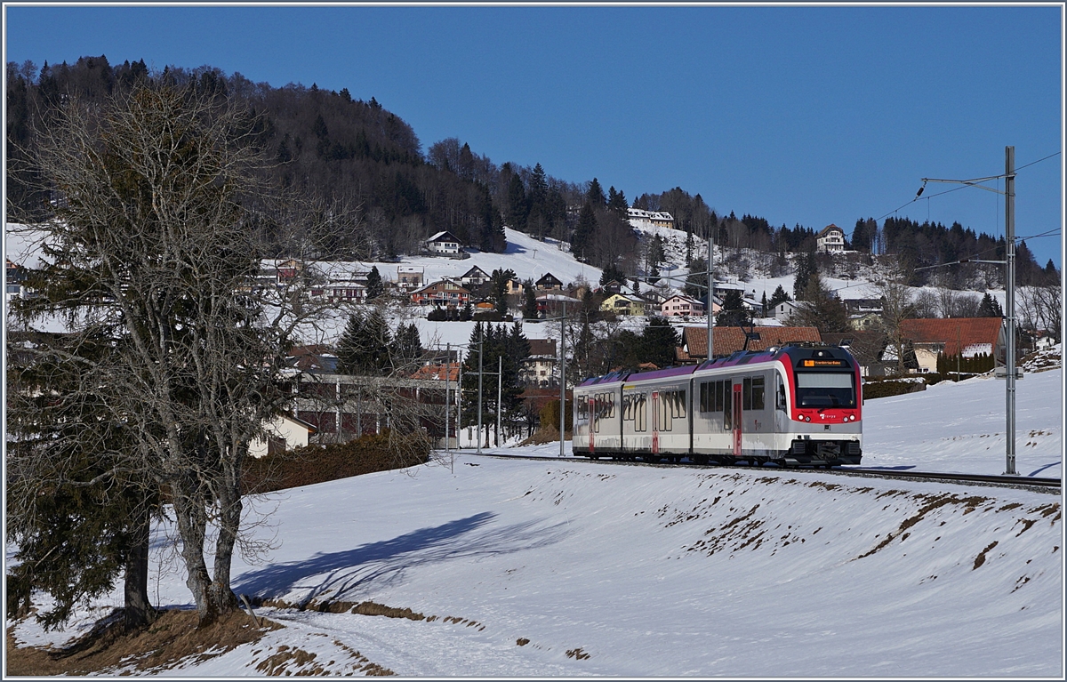 Ein neuer TRAVYS SURF Regionalzug hat seinen Startbahnhof vor wenigen Augenblicken verlassen und faährt nun Richtung Yverdon.
14. Feb. 207