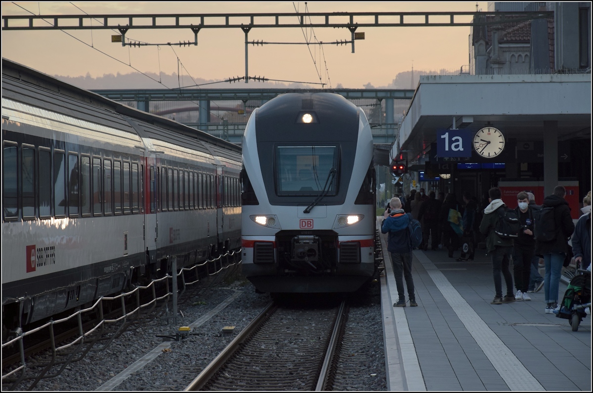 Ein neues Gesicht zum Bodensee: Der frisch getaufte Kiss-IC 4110 111  Gäu .

Vom jungen Publikum wird er ausgiebig beäugt beim kurzen Aufenthalt im Bahnhof Konstanz. Kiss gibt es hier manchmal als Ersatz der IR aus Zürich, bislang aber noch nicht von deutscher Seite. Oktober 2021.