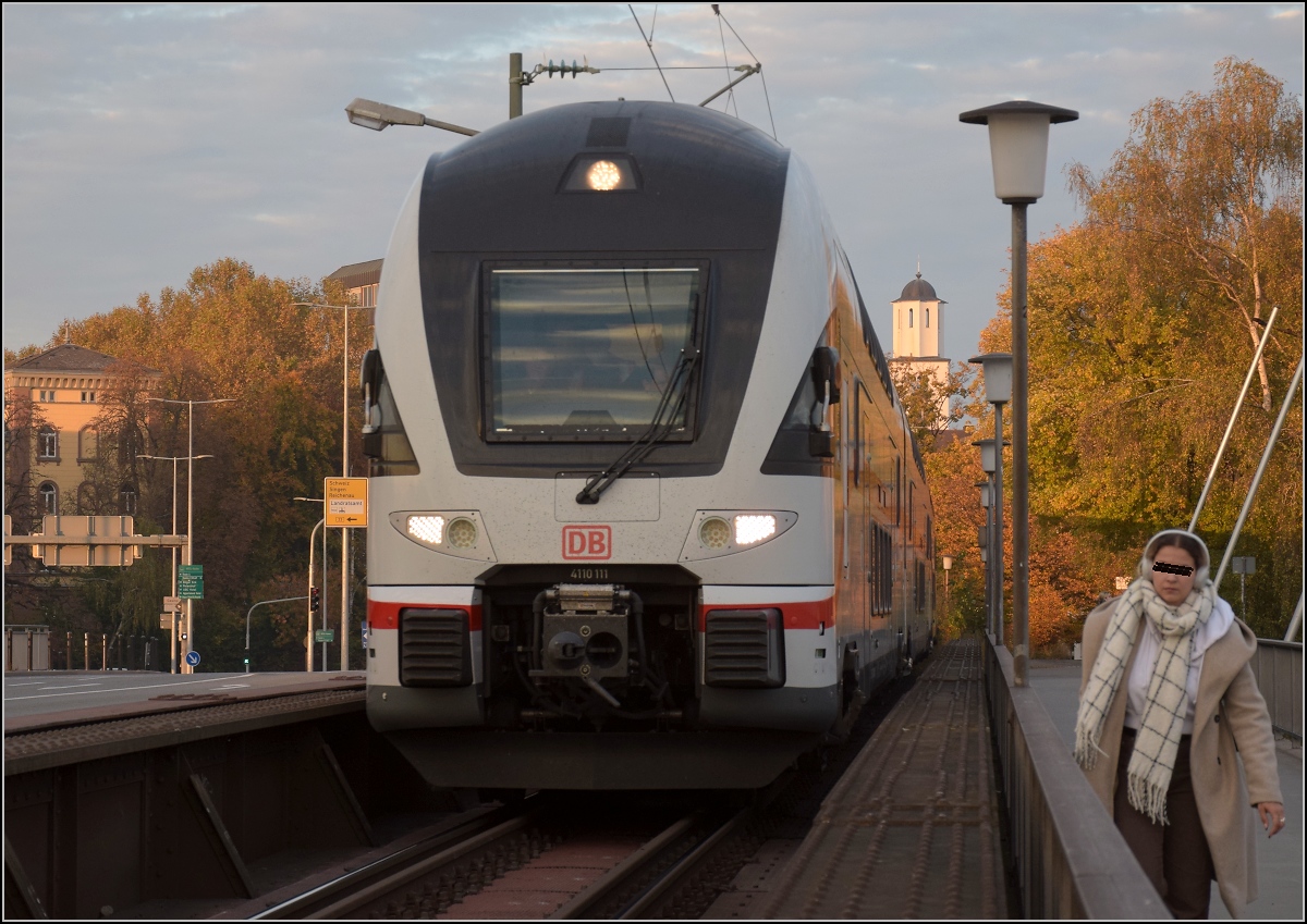 Ein neues Gesicht zum Bodensee: Der frisch getaufte Kiss-IC 4110 111  Gäu .

Einfahrt mit den letzten Sonnenstrahlen nach Konstanz. Oktober 2021.