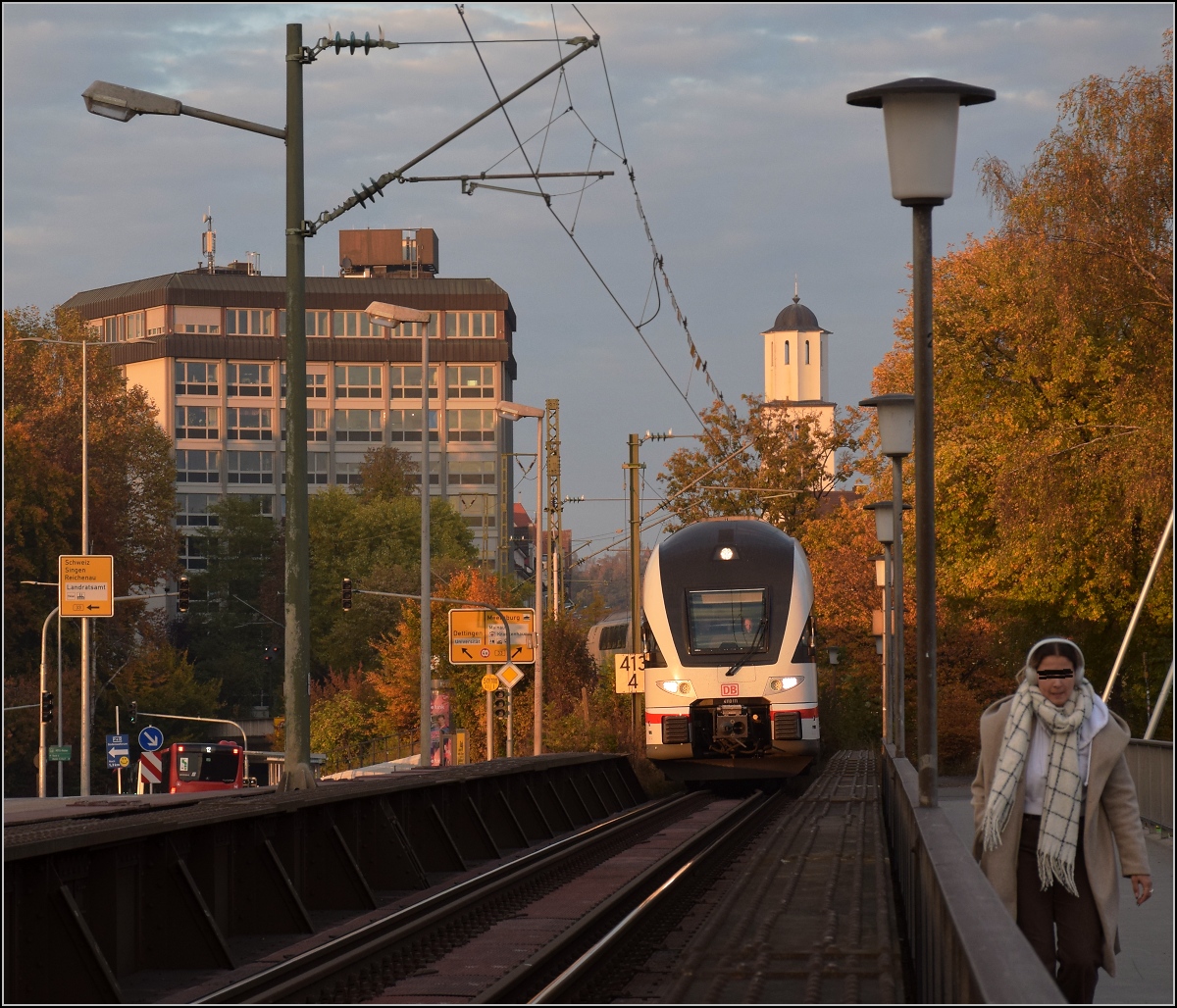 Ein neues Gesicht zum Bodensee: Der frisch getaufte Kiss-IC 4110 111  Gäu .

Einfahrt mit den letzten Sonnenstrahlen nach Konstanz. Oktober 2021.