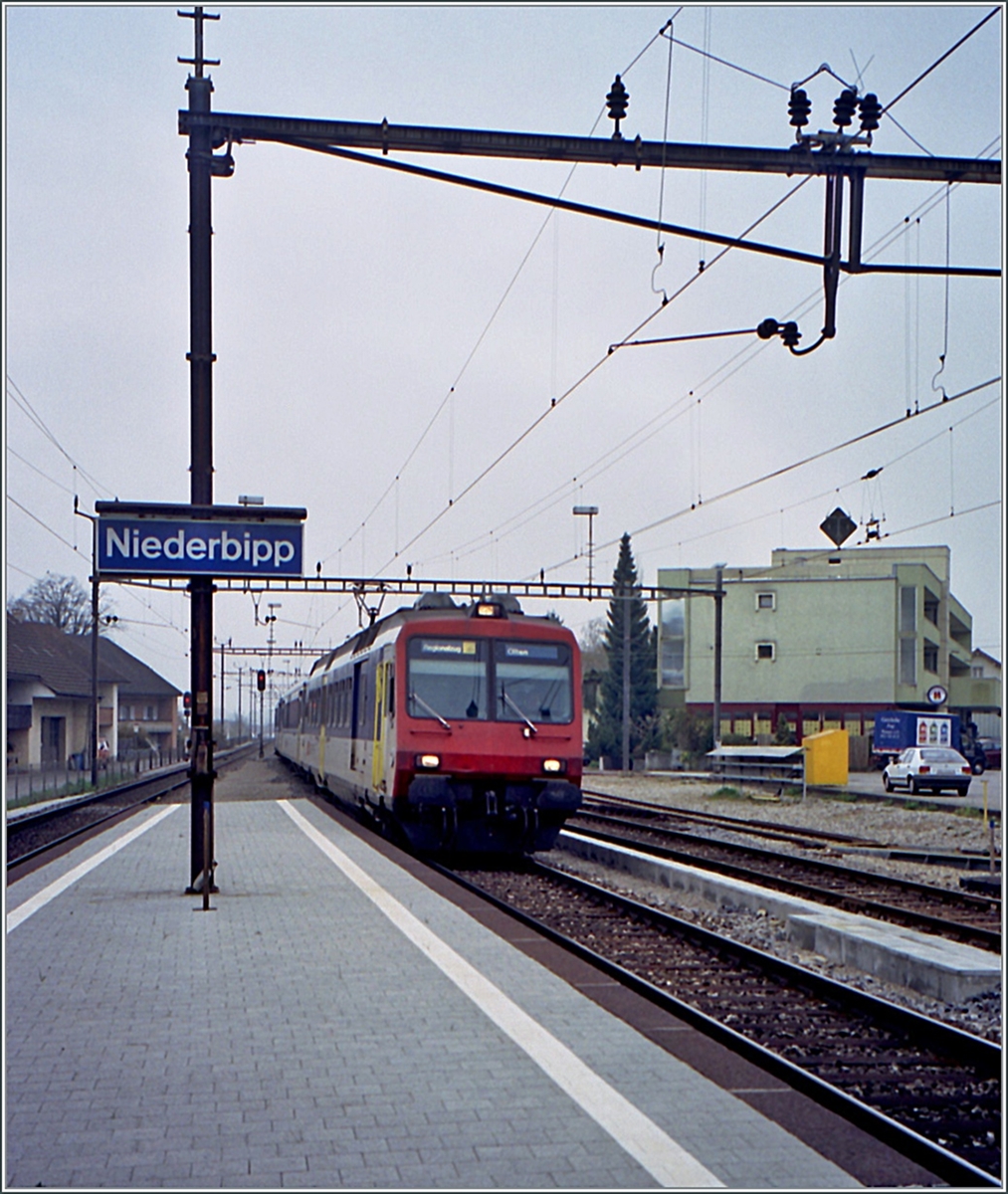 Ein NPZ RBDe 560 erreicht als Regionalzug nach Olten den Bahnhof von Niederbipp.

Analogbild vom 24. April 2001
