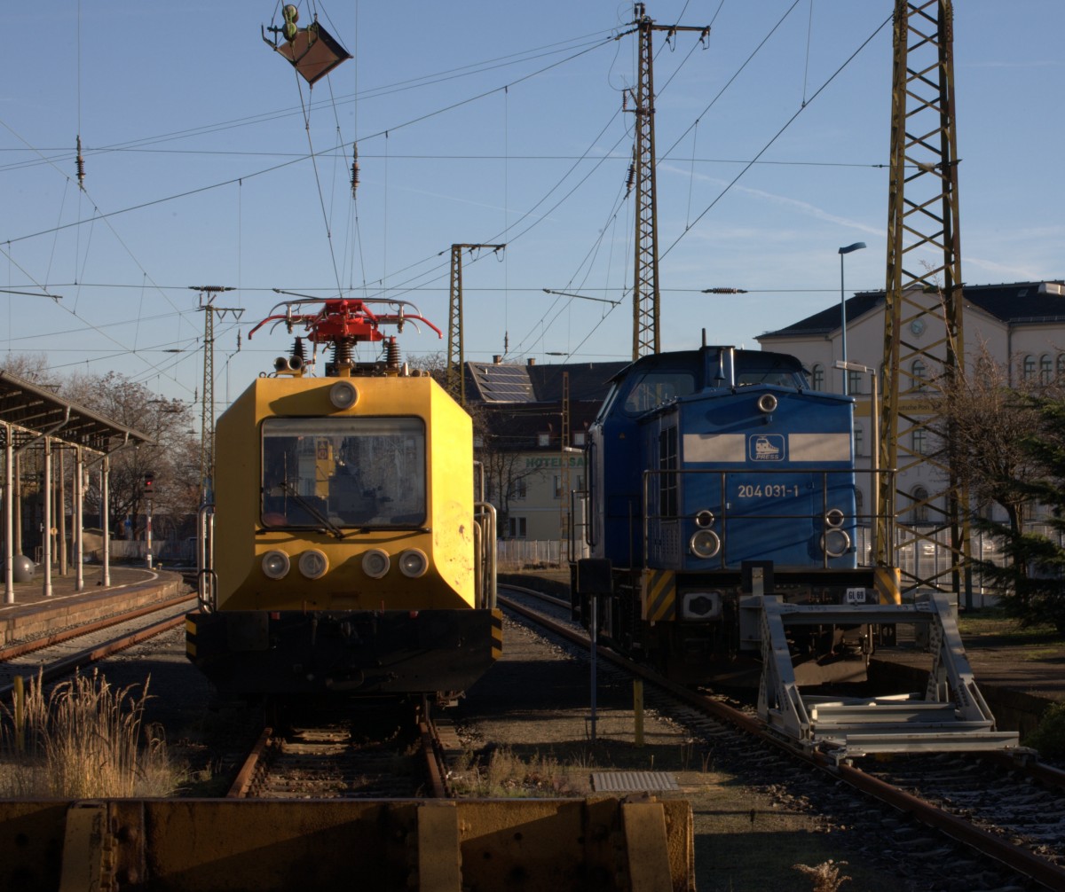 Ein Oberleitungsrevisionsfahrzeug abgestellt neben der PRESS  204 031 -1 in Riesa
13.12.2013 11:41 Uhr