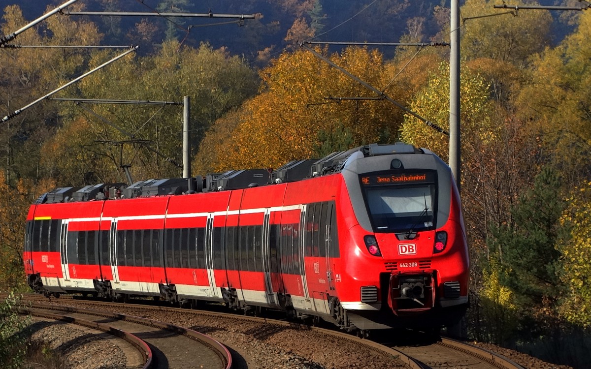 Ein RE nach Jena Saalbahnhof bei Kaulsdorf.
Aufgenommen im November 2015.