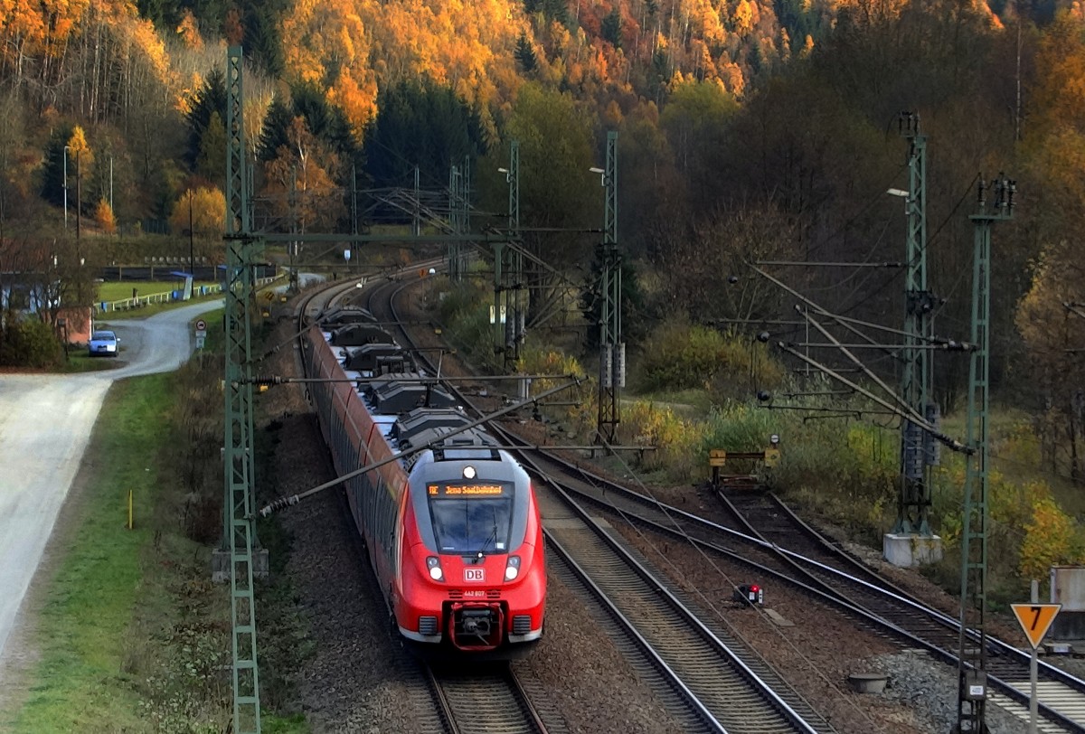 Ein RE nach Jena Saalbahnhof kurz vor Erreichen des Bahnhof Probstzella.
Aufgenommen im November 2015.