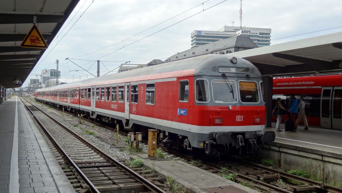 Ein RE nach Memmingen in München Hbf an Gleis 29.
Aufgenommen im September 2014.
