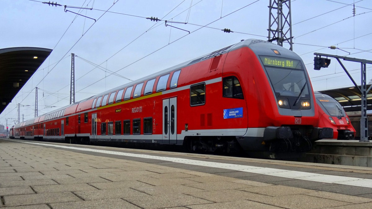 Ein RE-Zugpaar pro Tag zwischen N�rnberg und Bamberg f�hrt mit 111 und modernen Doppelstockwagen. Der Rest wird mit 442-Doppelz�gen gefahren. Aufgenommen im Januar 2014 in Bamberg.