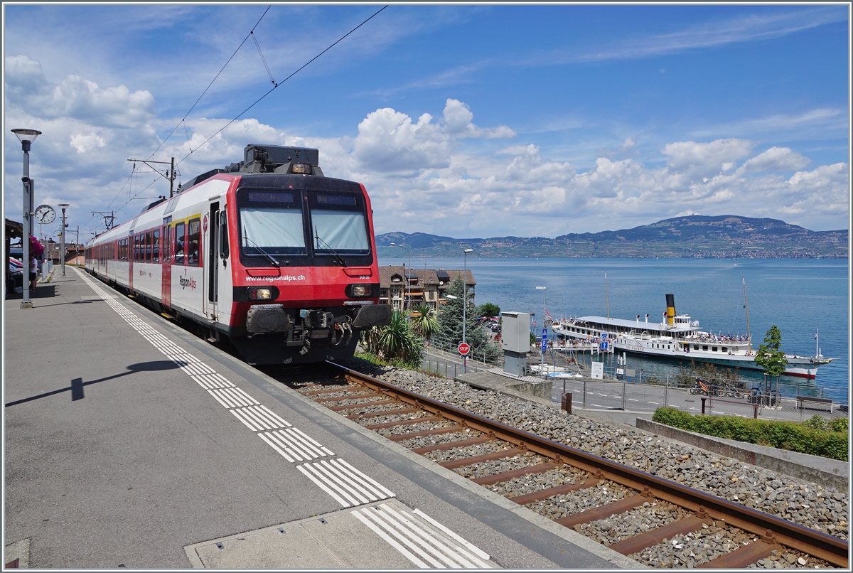 Ein Region Alps Domino wartet in St-Gingolph als Regionalzug nach Brig auf die Rückfahrt, während unten am See ein Raddampfer von Lausanne angelegt hat. 

30. Juli 2022