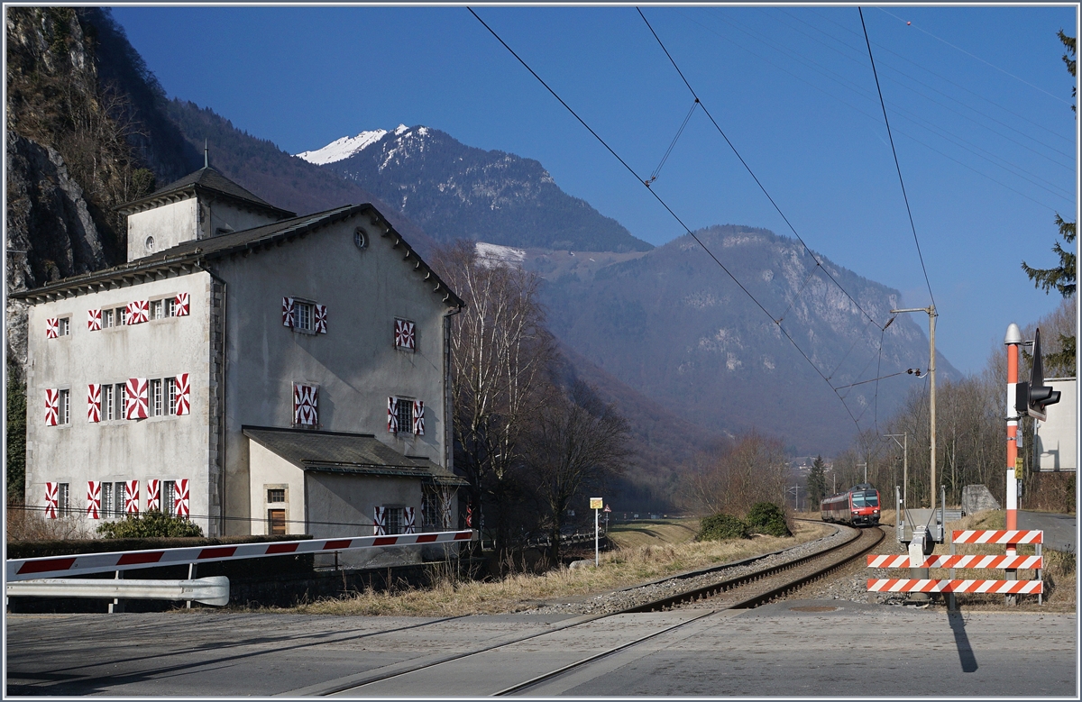 Ein RegionAlps Regionalzug nähert sich dem Château de la Porte de Scex und dessen nahegelegen Bahnübergang.

15.02.2017