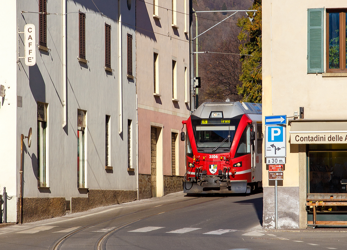 
Ein RhB Regional-Zug erreicht am 19.02.2017 Tirano, hier kommt gerade der ALLEGRA-Zweispannungstriebzug (RhB ABe 8/12) 3506    Anna von Planta   zwischen den Häusern zum Vorschein.