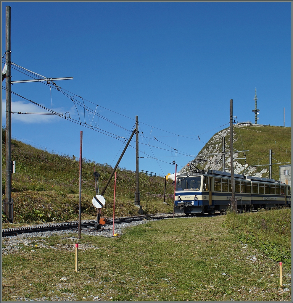 Ein Rochers de Naye Triebwagen auf der Gipfelstation.
4. Sept 2014