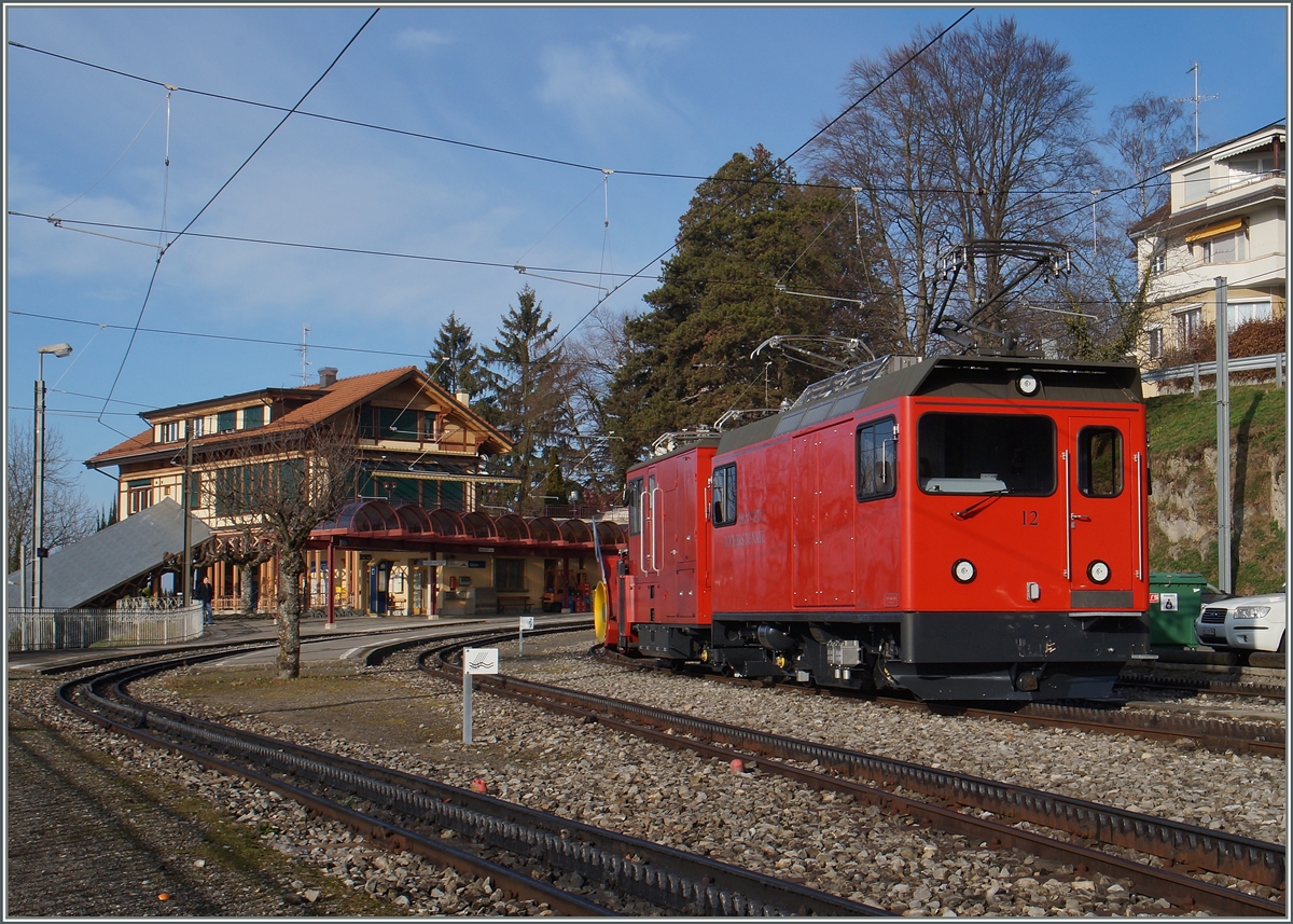 Ein  rotes Klötzchen  auf 80 cm Spur: Die HGem 2/2 N° 12 in Glion.
8. Dez. 2015