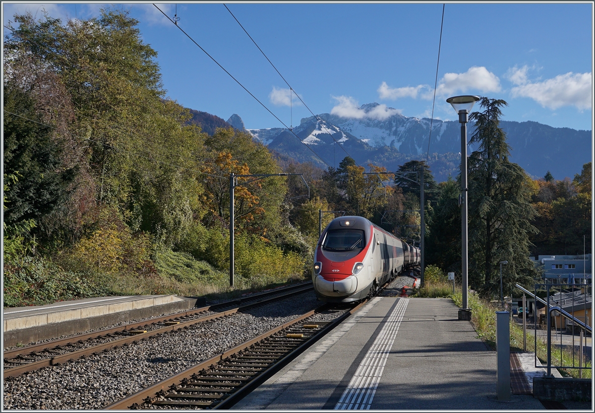 Ein SBB ETR 610 / RABe 502  Pinocchio  ist bei Burier auf dem Weg von Milano nach Genève. 

8. Nov. 2021