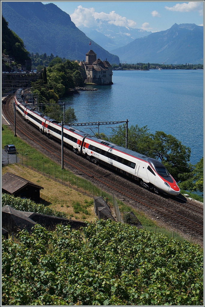 Ein SBB ETR 610 als EC 32 von Milano nach Genève bei Château de Chillon. 
27.062014