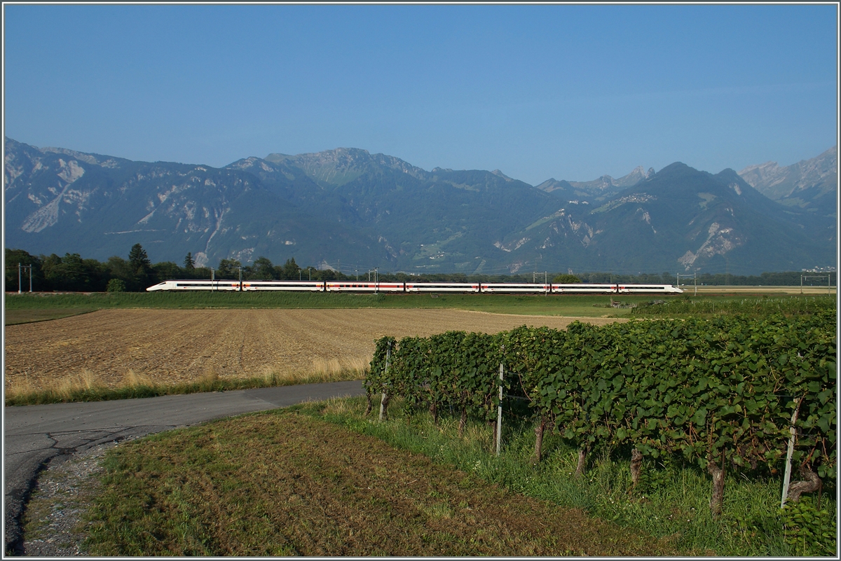 Ein SBB ETR 610 als EC 37 unterwegs von Genève nach Venezia SL kurz vor Aigle. 
12. August 2015