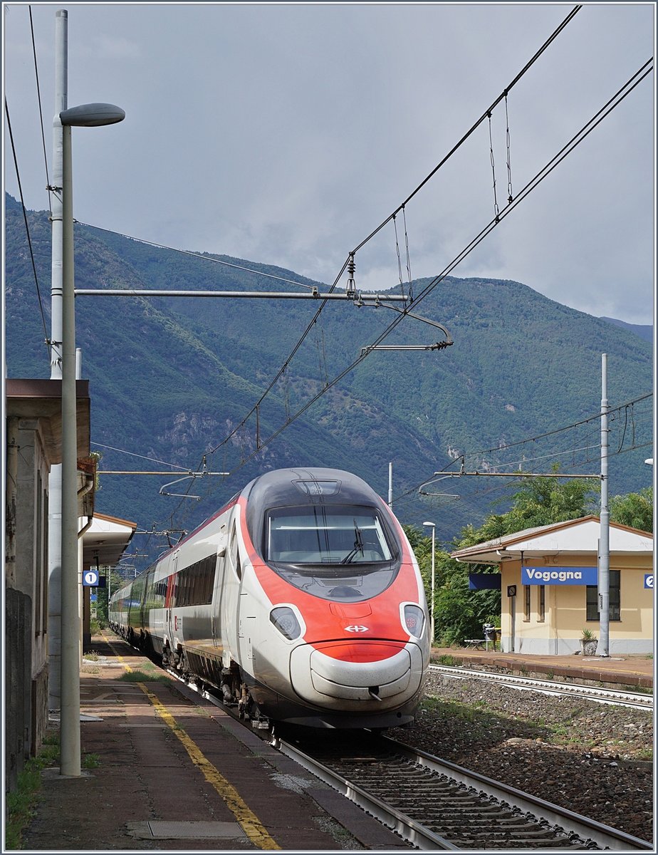 Ein SBB ETR 610 als EC auf dem Weg Richtung Domodossola bei der Durchfahrt in Vogogna.
18. Sept. 2017