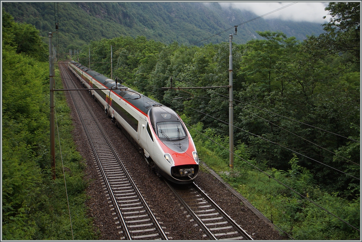 Ein SBB ETR 610 auf der Fahrt nach Norden kurz vor Varzo. 
2. Juli 2014